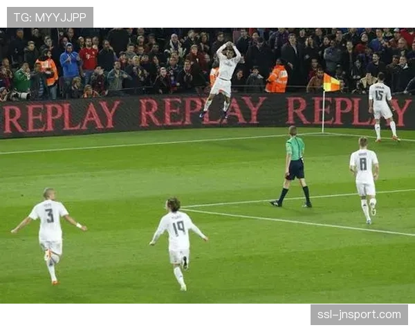 西班牙国家德比花絮:诺坎普看台展示巨幅TIFO致敬克鲁伊夫